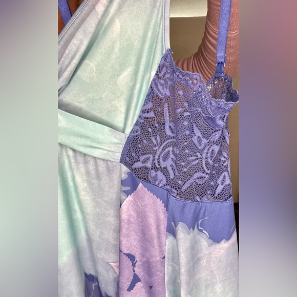 La Vie en Rose Buttery soft Abstract printed nightgown with Lace detail in back. - Picture 5 of 5